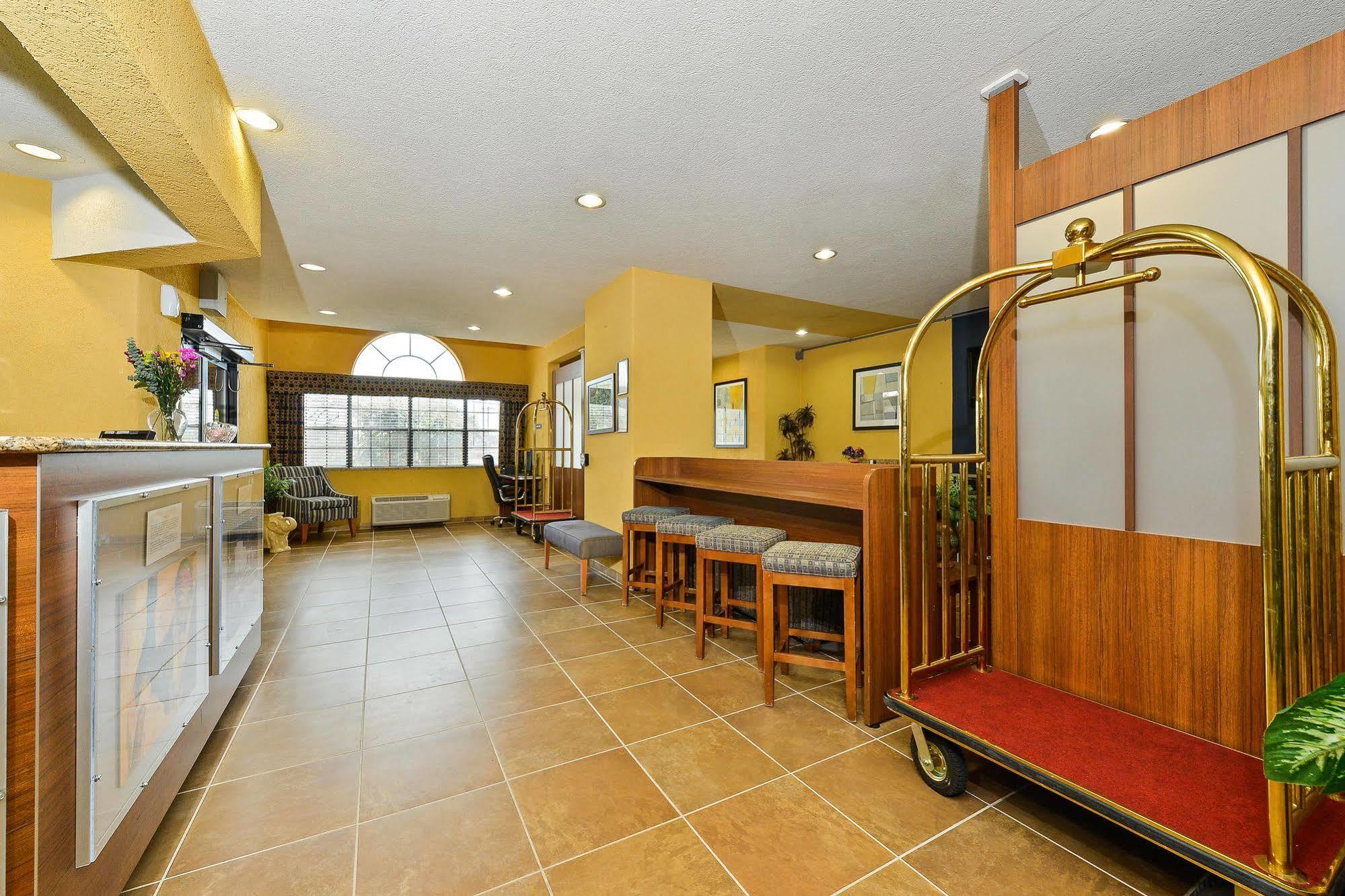 Microtel Inn & Suites By Wyndham New Braunfels I-35 מראה חיצוני תמונה